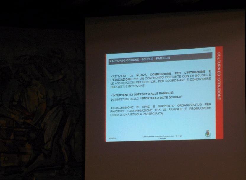 Tra le cose presentate, c'è l'inizio di quello che diventerà il consiglio comunale dei giovani  #opendalmine http://t.co/6YRCf6jS8P